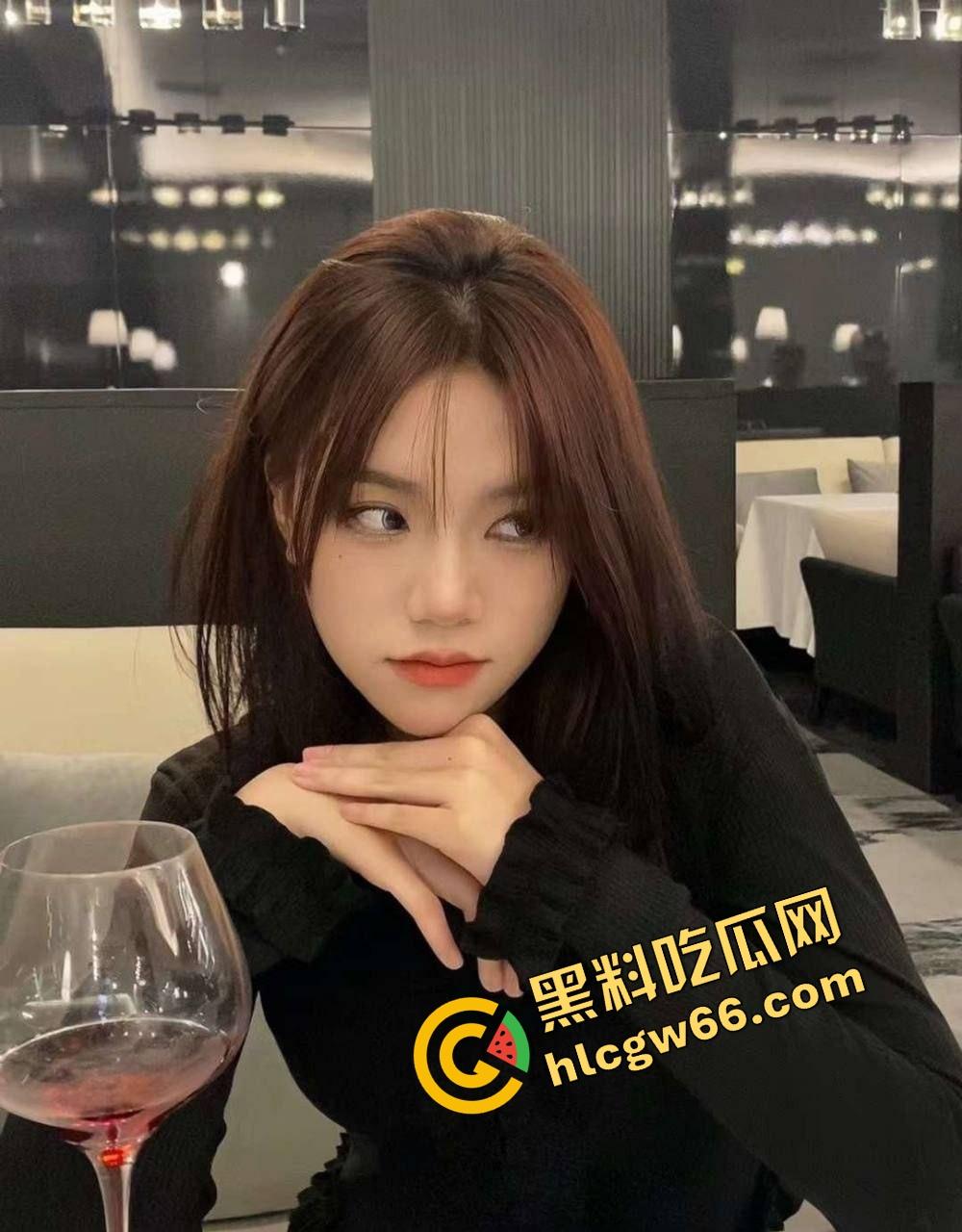 帝都嫩婊【杨妮】成富二代专用母狗，自拍掰穴舔精成瘾，吃鸡吞精全程露脸，内射爆射骚逼喷水！-5