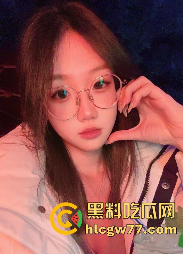 江苏盐城中学小情侣躲在教学楼后面偷腥被人偷拍，男生实在弥补确实的母爱吗？-1