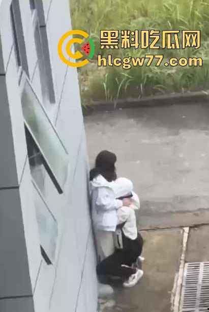 江苏盐城中学小情侣躲在教学楼后面偷腥被人偷拍，男生实在弥补确实的母爱吗？-4