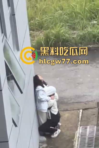 江苏盐城中学小情侣躲在教学楼后面偷腥被人偷拍，男生实在弥补确实的母爱吗？-7