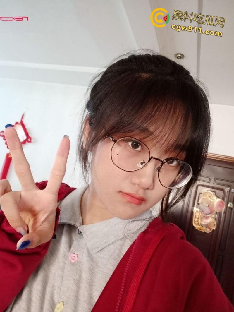 山东科技大学【朱玲慧】, 不雅视频被前男友曝光,清纯校花沦为索精母犬,狗链栓脖狂吞主人生殖器!-1