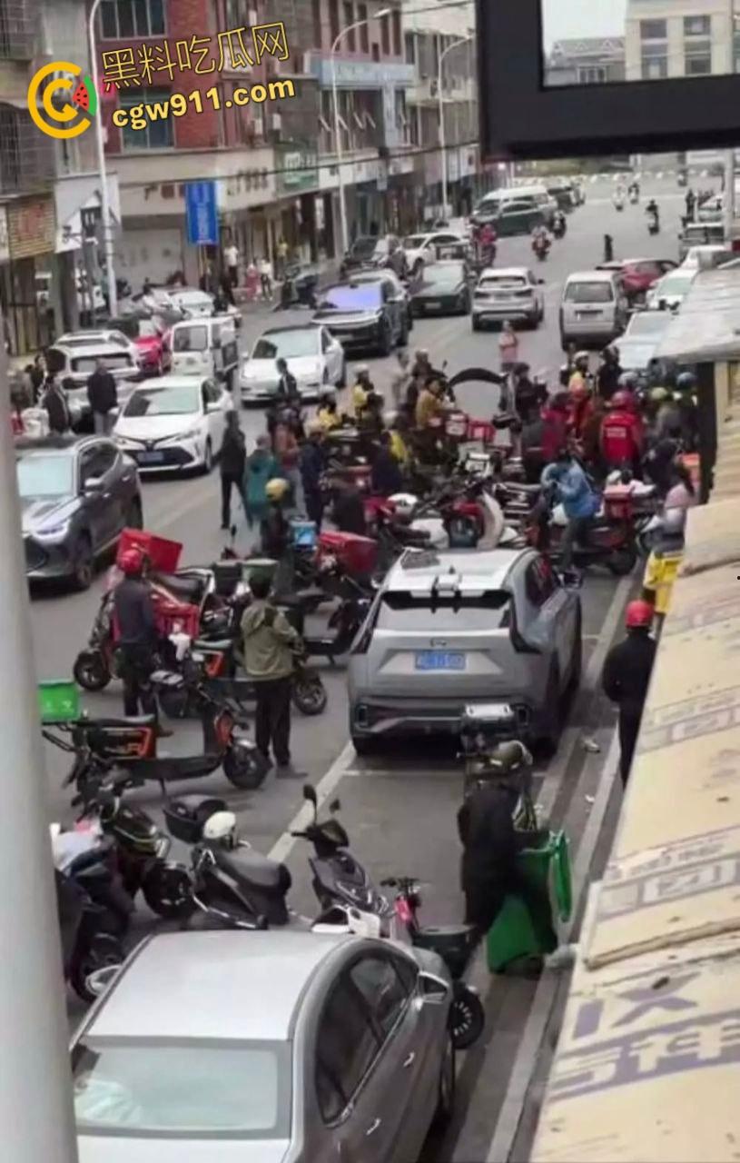 饿了么VS京东外卖，美团骑手围观助威，街头冲突真实拍摄，一群人扭打在一团，混乱场面震撼人心 ！-5