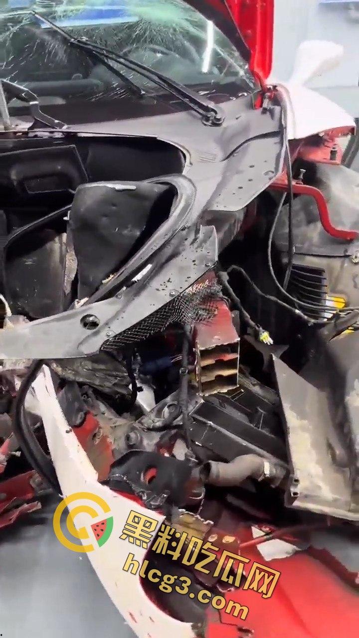 重庆垫江法拉利撞车，租车想学范迪塞尔，结果哭着回家！租车司机炫技失败后悔不已！-6