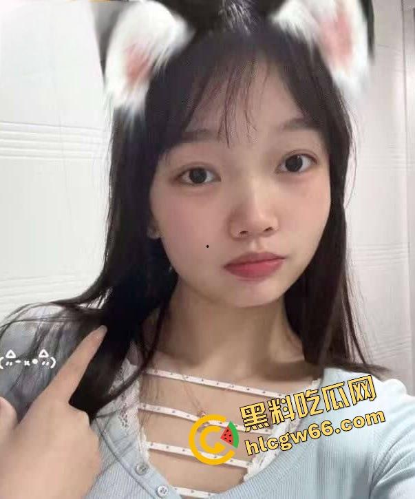 商丘职院清纯校花『孙秋雨』私下偷约炮被干成狗,后入视频流出骚到全网爆炸!-1