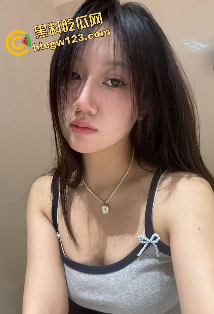 人妻疯到这地步？极品人妻小鲸鱼KTV露逼淫舞撩汉，闺蜜脱奶同台共演，现场一片荷尔蒙废墟！-1