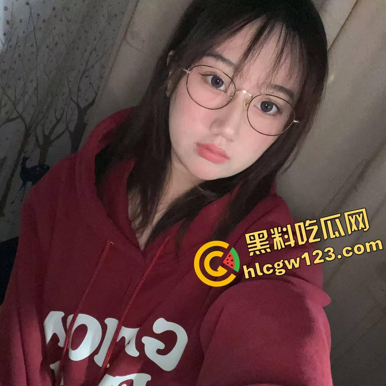 人妻疯到这地步？极品人妻小鲸鱼KTV露逼淫舞撩汉，闺蜜脱奶同台共演，现场一片荷尔蒙废墟！-2