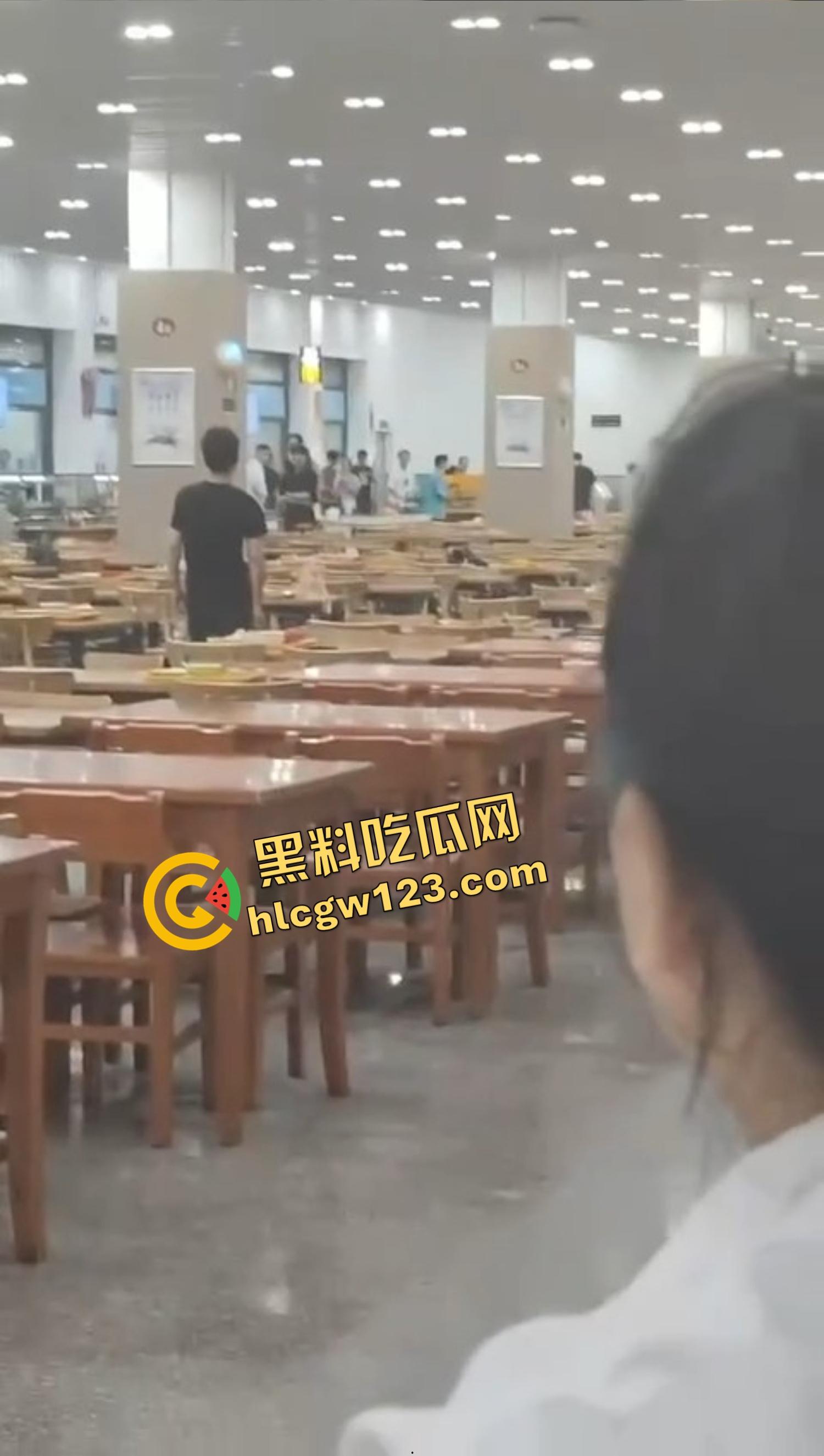 武汉大学学生论文吗没过就开砍？食堂见人上去就一刀，无差别出刀，年轻人心态这么炸裂的吗？-12