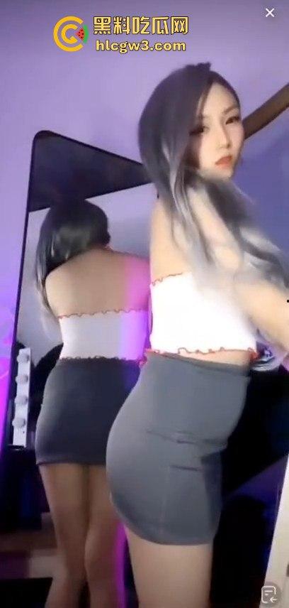 抖音网红【萝漫莉】直播福利版流出，假鸡吧自嗨狂摆，演得大哥们鸡巴硬到不行 独家爆料！-8