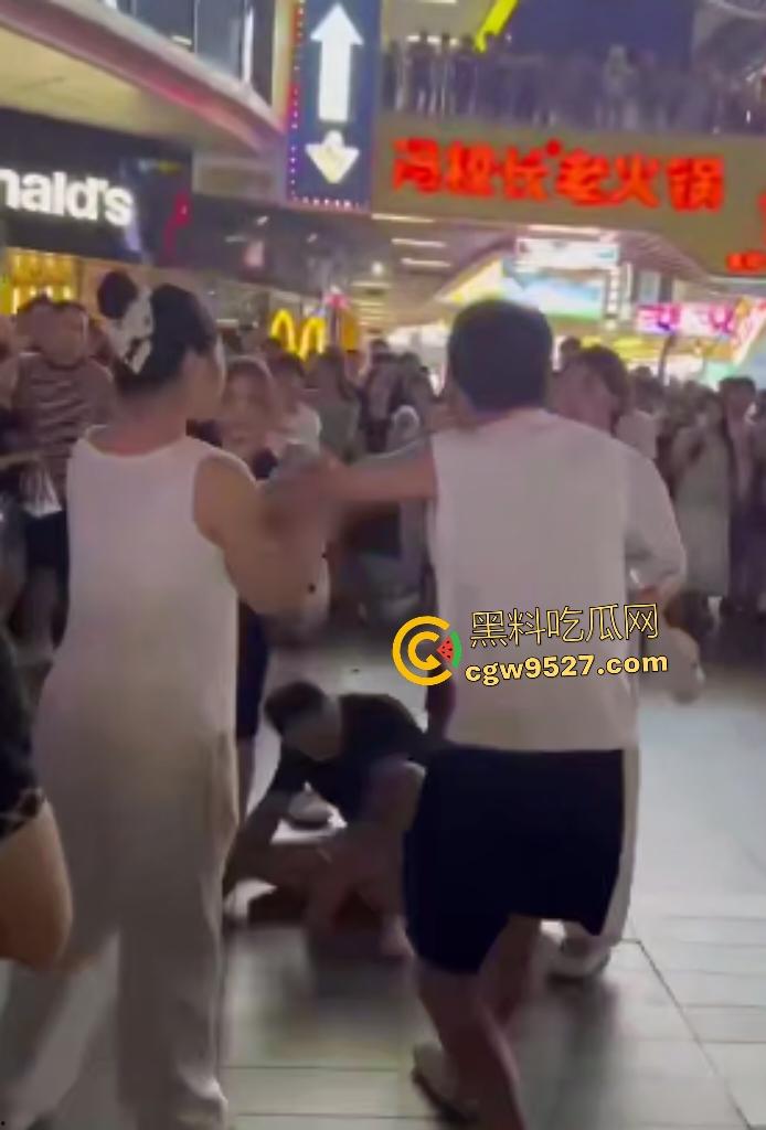 广东四会吾悦广场，男友和父亲抢挚爱，白衣男友一拳颈动脉爆击黑衣爹直接倒地，这抢女人下狠手啊！-6