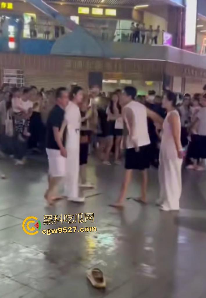 广东四会吾悦广场，男友和父亲抢挚爱，白衣男友一拳颈动脉爆击黑衣爹直接倒地，这抢女人下狠手啊！-7