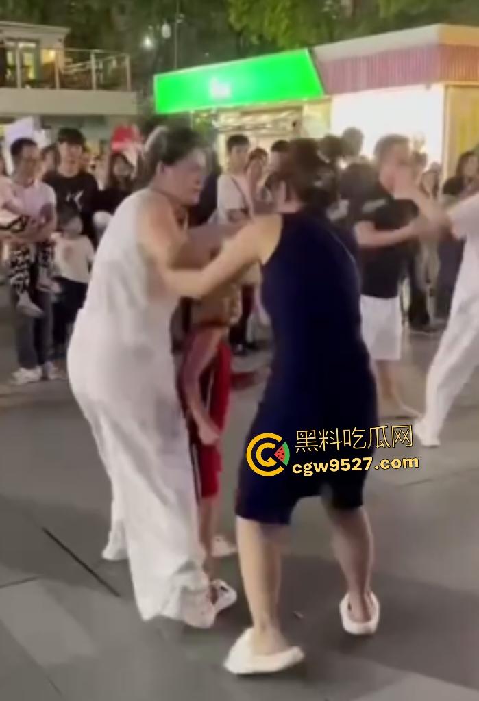 广东四会吾悦广场，男友和父亲抢挚爱，白衣男友一拳颈动脉爆击黑衣爹直接倒地，这抢女人下狠手啊！-8