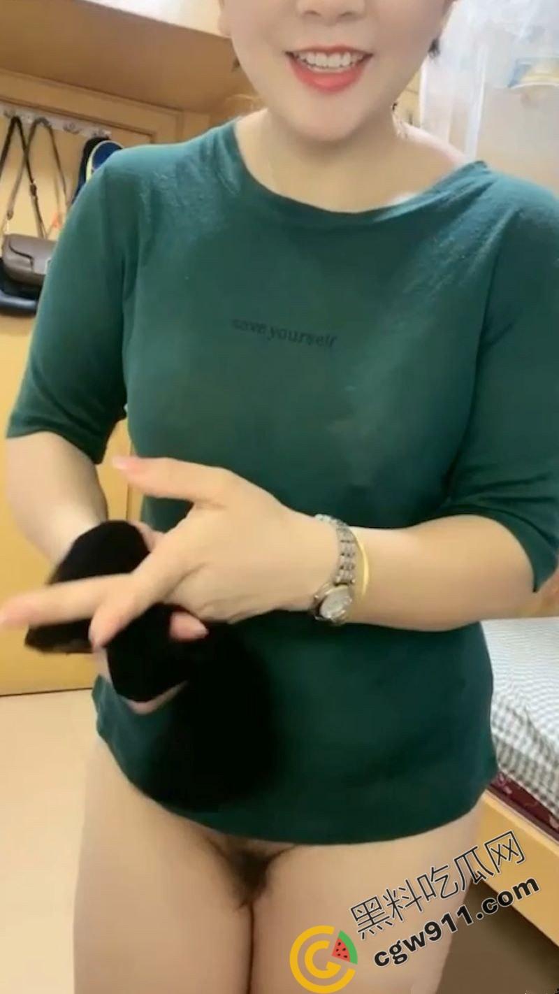 抖音网红【你家麦子】居家直播：巨乳激荡全场，自慰淫水四溅，挑逗眼神撩拨无数粉丝热血沸腾-7