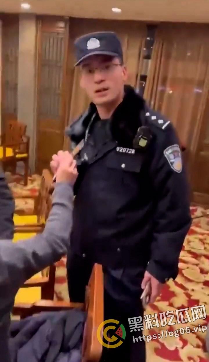 微博下架视频！北京海淀某警察出现北大法学院教授聚餐现场欲带走一人约谈 被集体回怼-2