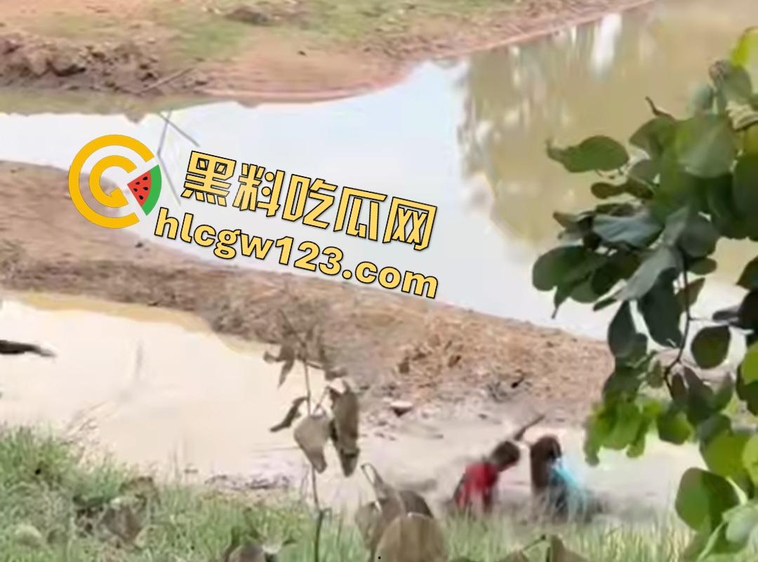 印度小哥翘屁股挑衅精神小伙被操翻！群殴打得满地找牙，警察来了也在一旁看戏！-2