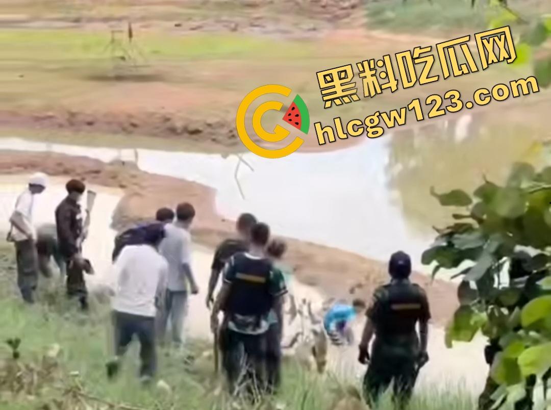 印度小哥翘屁股挑衅精神小伙被操翻！群殴打得满地找牙，警察来了也在一旁看戏！-8