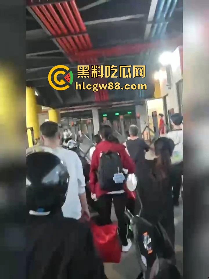 汕头二中拆门事件闹大了，林校长的奇葩规章制度牛逼炸天，学生怒了直接拆门抗议！-13