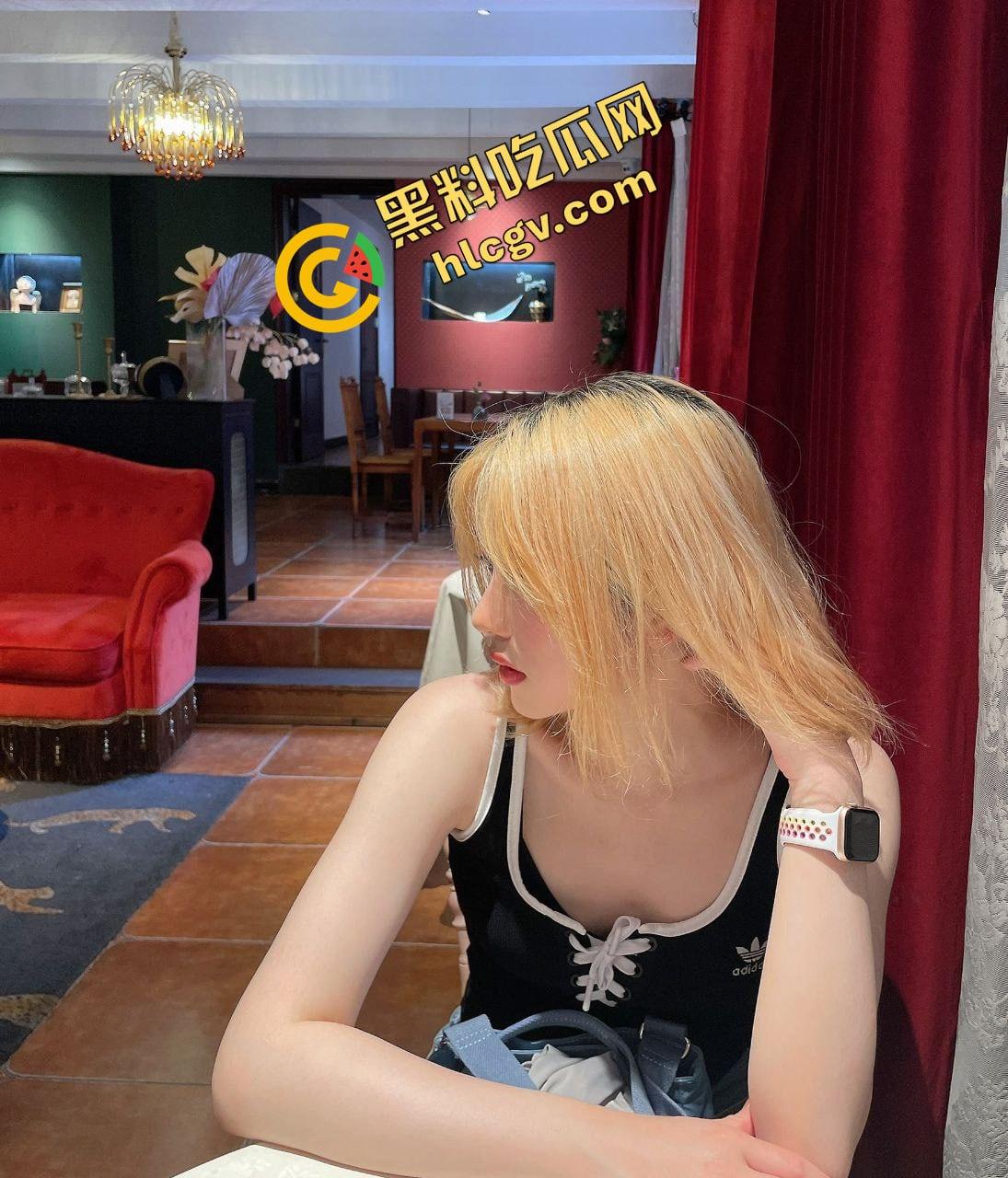 海南02年社会骚鸡『谢丽楠』黄发反差婊 白虎逼超级紧致 被大哥包养天天日 惨遭投稿曝光 独家流出！-2