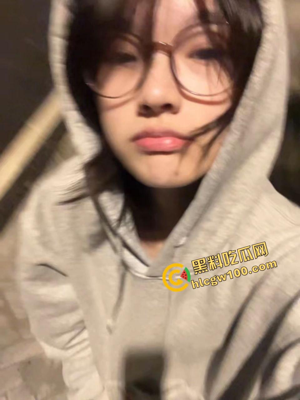 海南海口骚贱少妇人妻母狗【周心诺】眼镜婊白虎肥逼手指塞满，掐脖爆操淫叫连连！独家曝光流出！-2