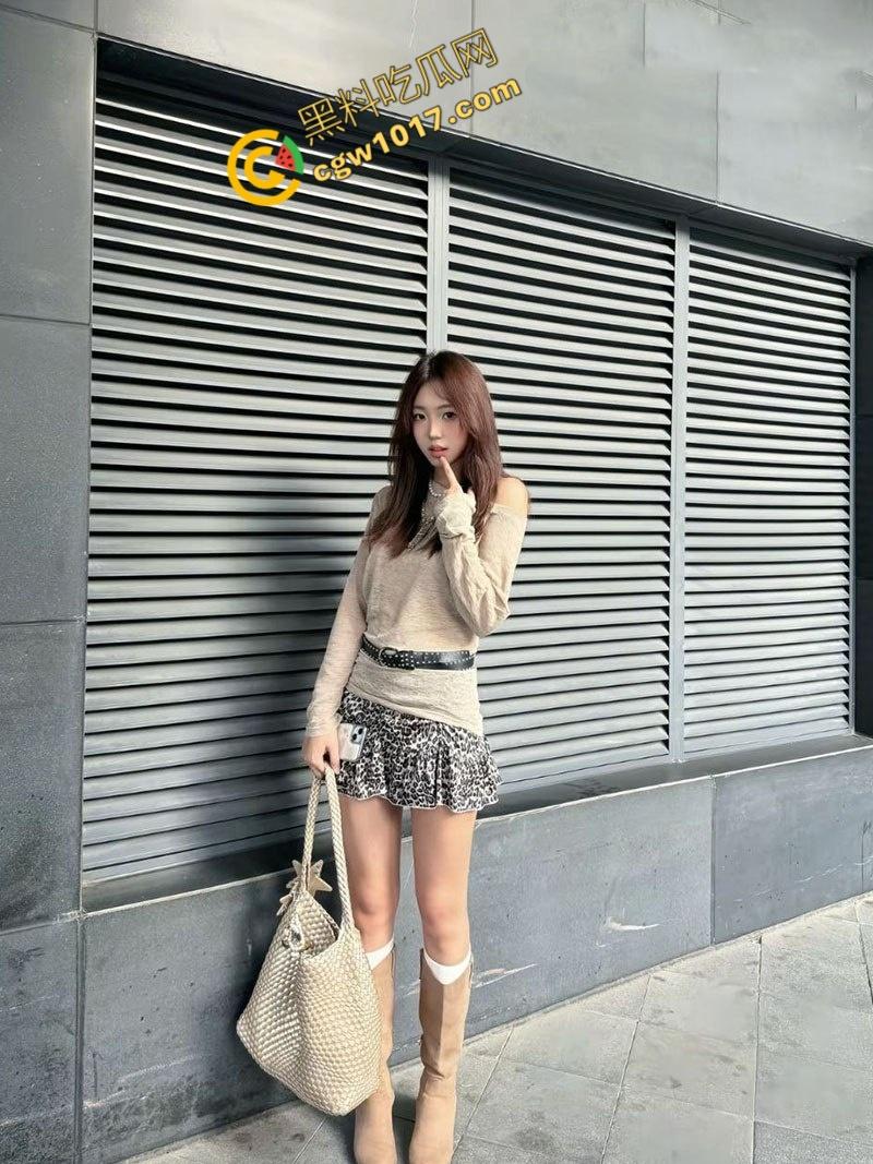 河北邢台大学生【何佳慧】下海卖淫,情趣诱惑金主,回家后继续服侍男友,足交深喉后入,骚逼一刻闲不住!-2