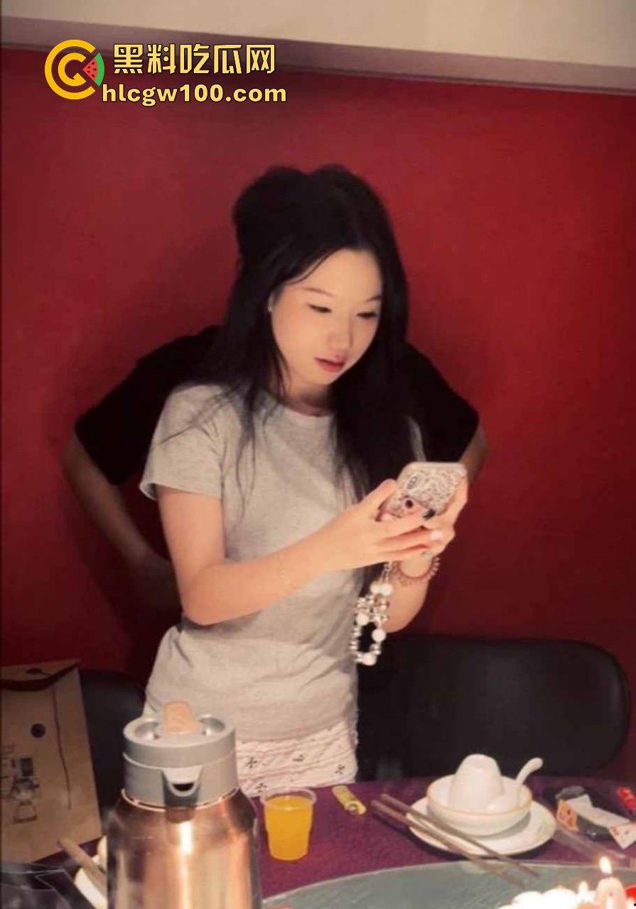 广州大学19岁舞蹈生【王应怡】爆绿帽丑闻，一边跟男友亲亲我我，一边网上撩骚发骚，这货骚得真是无法无天！-8