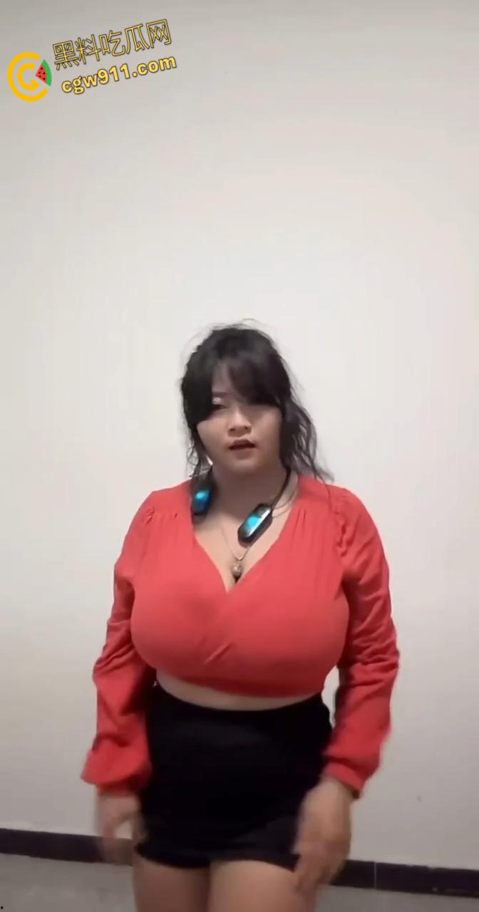 快手网红【毛毛酱】，巨乳肥臀骚舞诱惑，奶子晃得像两座山一样，这对大奶比头还大，扑上去咬一口不得爽死！-5