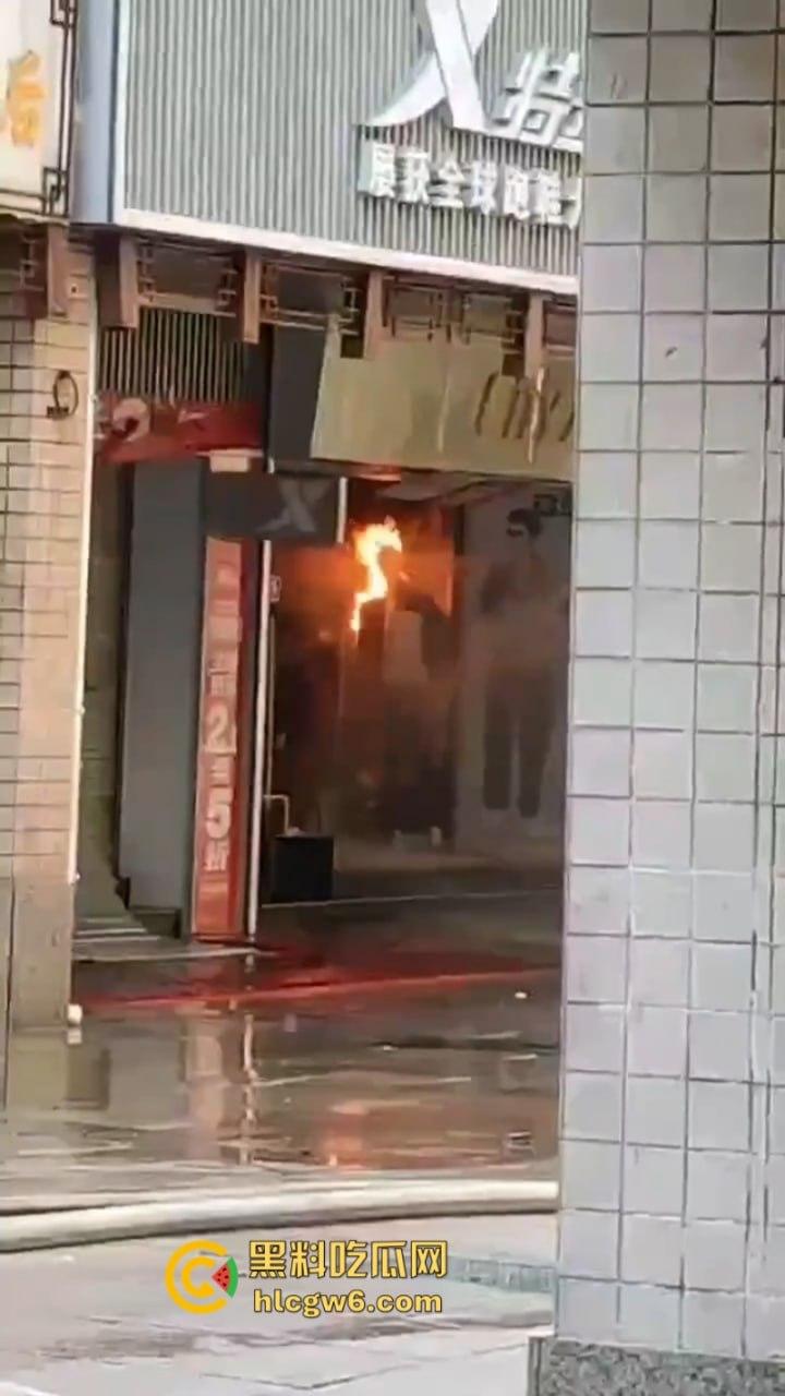 广西梧州老破旧民房突发大火！商铺楼房连串烧 现场黑烟弥漫 街口太窄进不去消防车也无奈-2