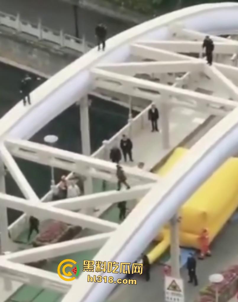 贵阳大妈桥梁上狂飙乱舞！警察冒死追捕抓不住，桥下救援队拖气垫累瘫，最后大妈自投罗网被按倒！-8