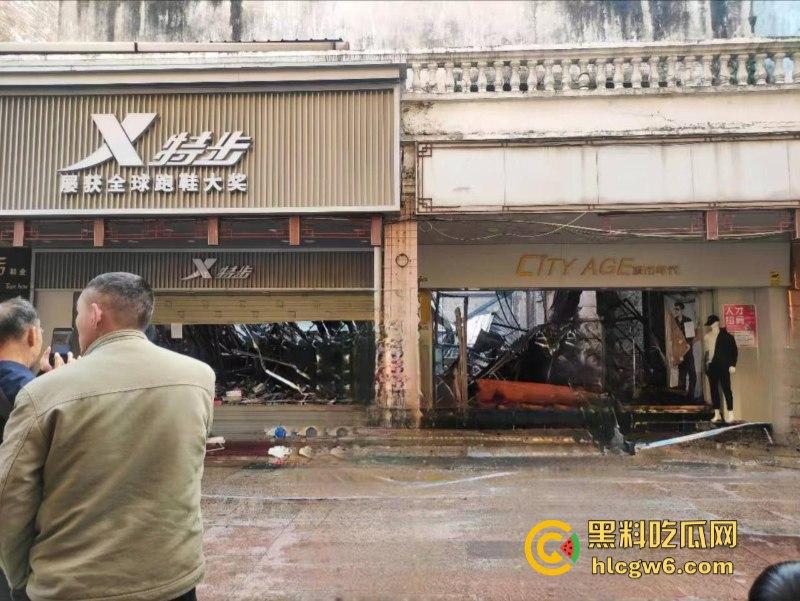 广西梧州老破旧民房突发大火！商铺楼房连串烧 现场黑烟弥漫 街口太窄进不去消防车也无奈-10