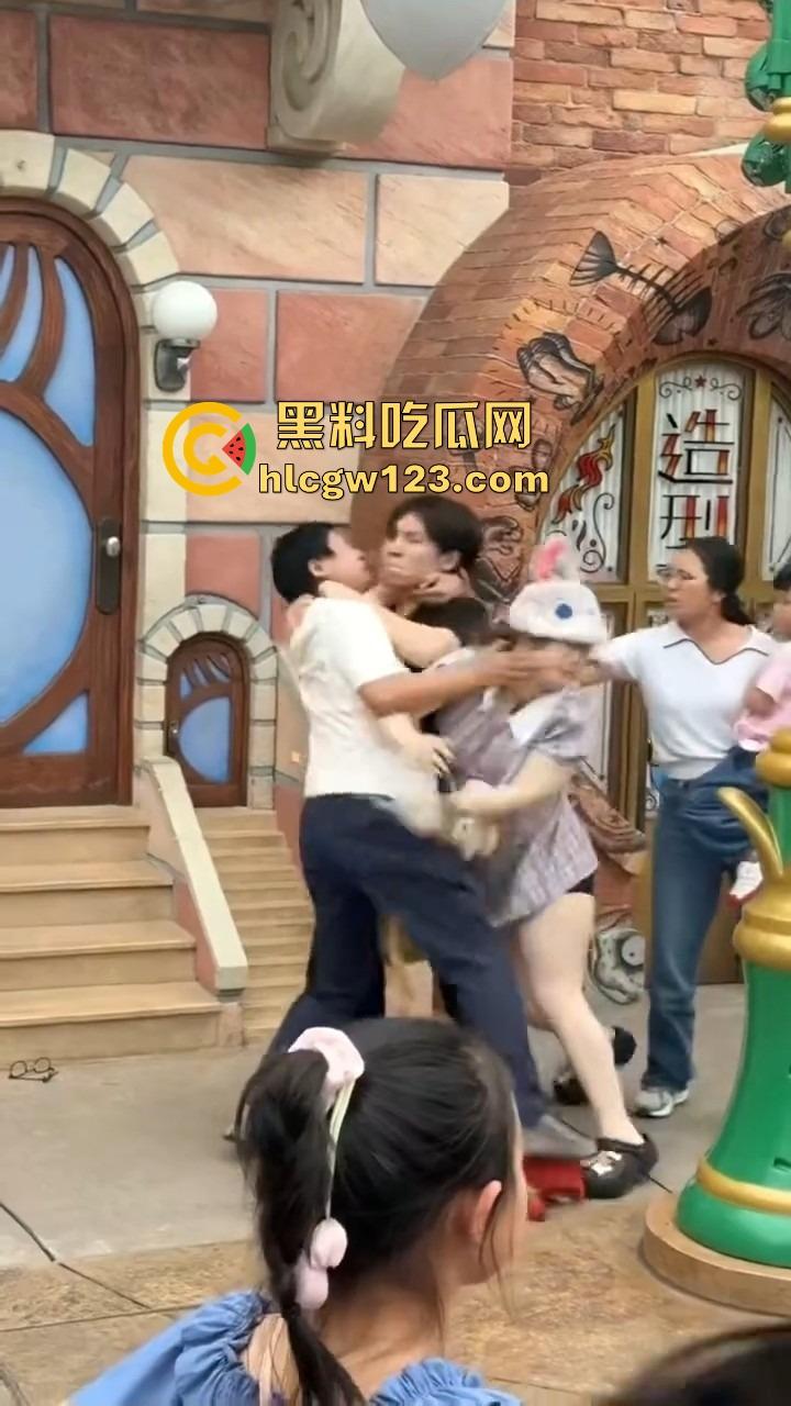 小情侣殴打带娃夫妻，只因排队插队起争执，对方全程不还手，他们却拳脚相向，现在好了赔钱赔麻了！-2