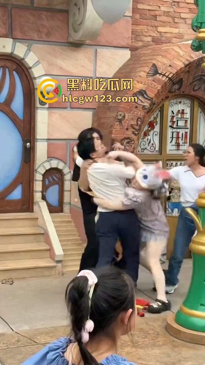 小情侣殴打带娃夫妻，只因排队插队起争执，对方全程不还手，他们却拳脚相向，现在好了赔钱赔麻了！-3