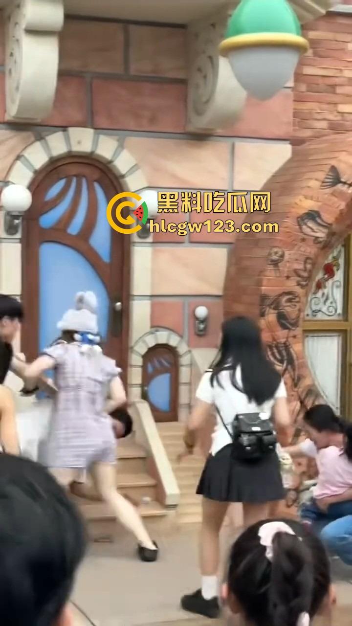 小情侣殴打带娃夫妻，只因排队插队起争执，对方全程不还手，他们却拳脚相向，现在好了赔钱赔麻了！-4