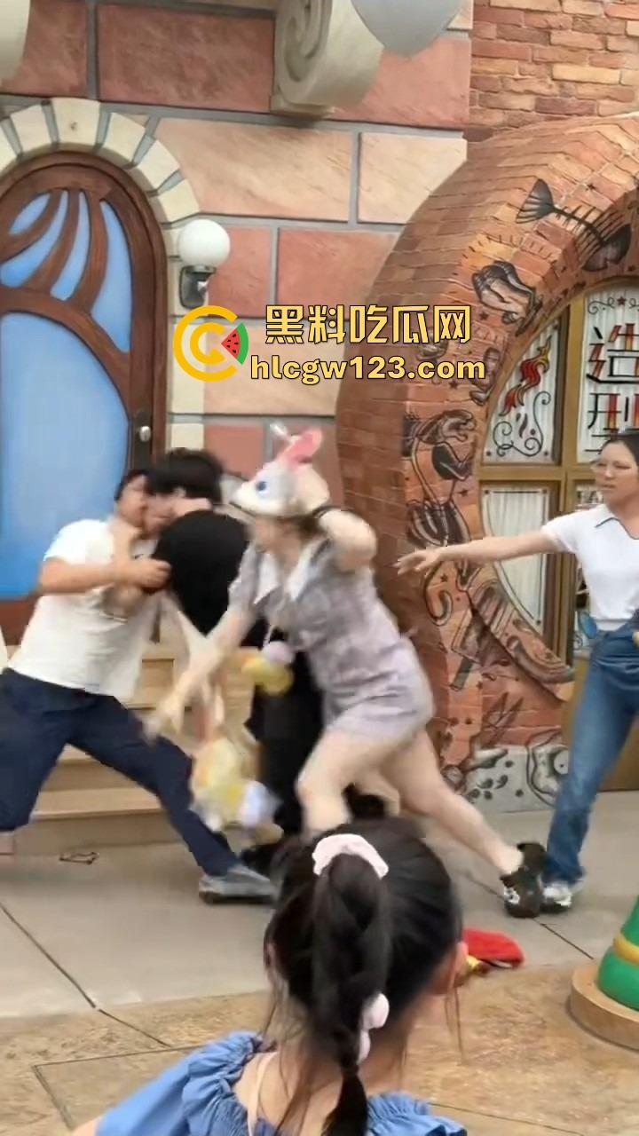 小情侣殴打带娃夫妻，只因排队插队起争执，对方全程不还手，他们却拳脚相向，现在好了赔钱赔麻了！-6