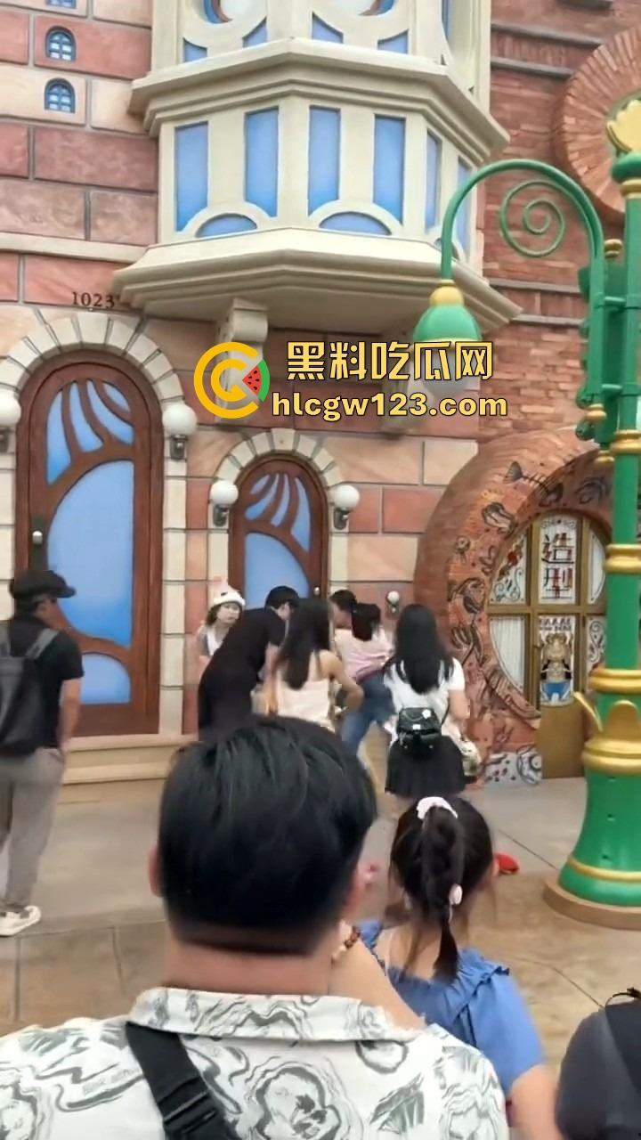 小情侣殴打带娃夫妻，只因排队插队起争执，对方全程不还手，他们却拳脚相向，现在好了赔钱赔麻了！-7