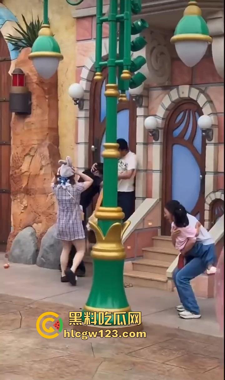 小情侣殴打带娃夫妻，只因排队插队起争执，对方全程不还手，他们却拳脚相向，现在好了赔钱赔麻了！-10