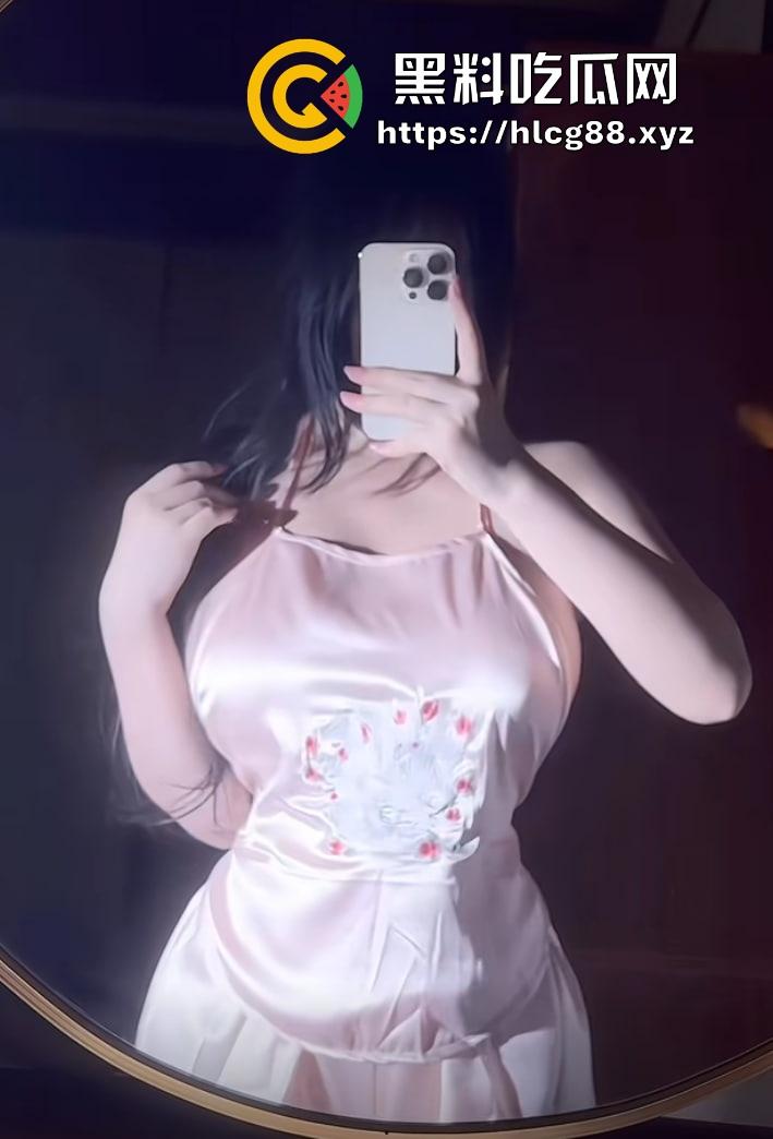 抖音『羊咩咩』童颜巨奶桃臀骚炸天，卖逼视频气疯榜一大哥，他怒甩她丁字裤被操烂的证据！-11