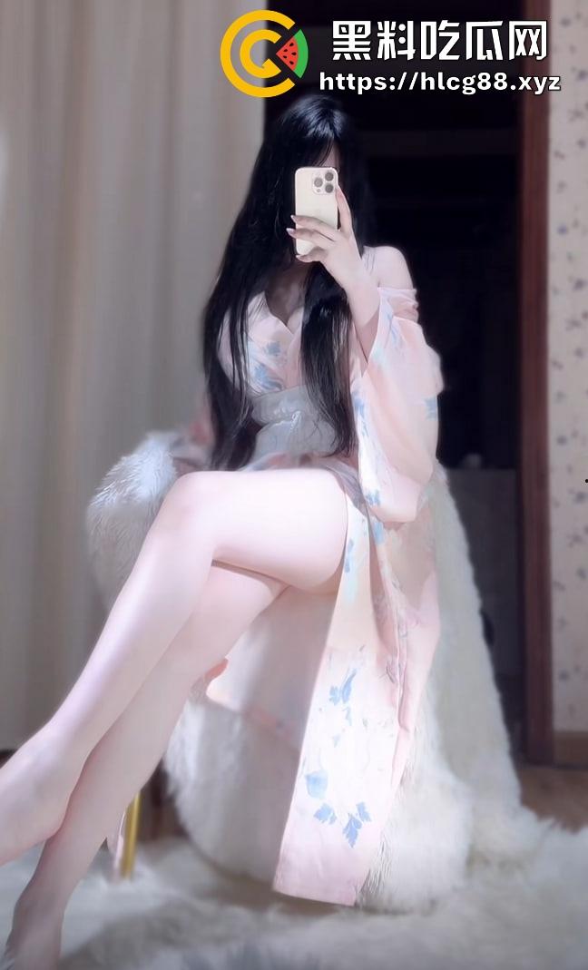 抖音『羊咩咩』童颜巨奶桃臀骚炸天，卖逼视频气疯榜一大哥，他怒甩她丁字裤被操烂的证据！-12