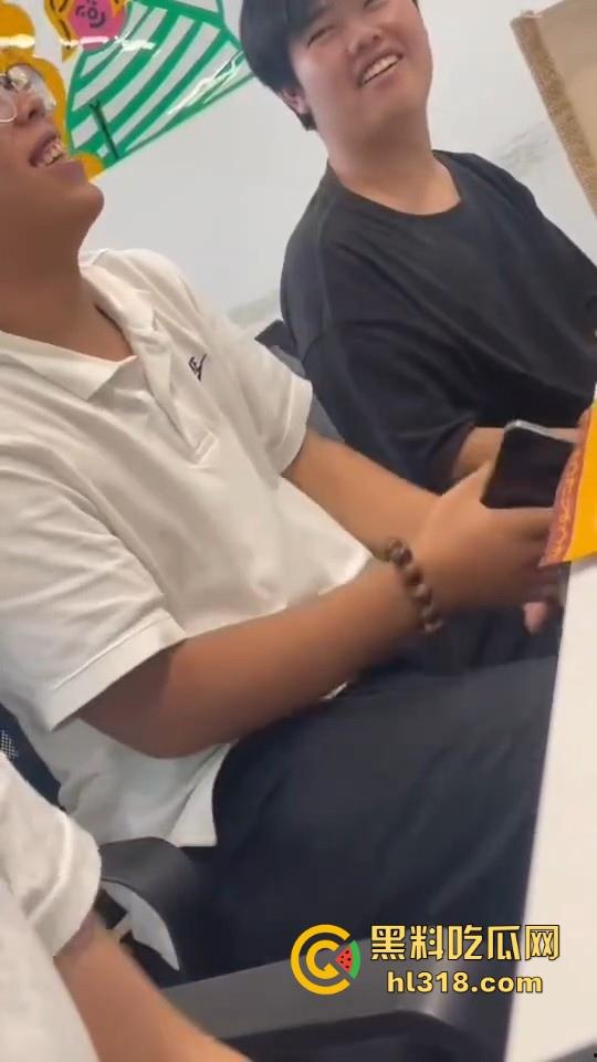 边跟朋友做爱边跟HR电话面试，骚母狗没忍住直接叫了起来，那呻吟声听得都快硬了，极其淫荡！-4