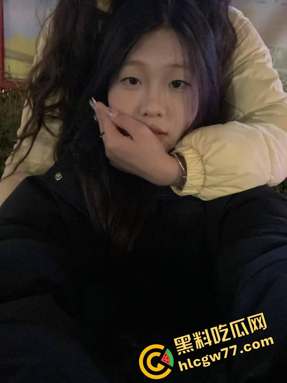 广东食品药品职院情侣操场野战，女友逼痒坐男友腿蹭逼蹭到湿，小哥握腰狂挺差点就插进去！-3