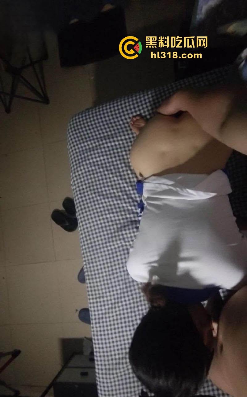 海角乱伦大神【我有个萝莉小表妹】最新力作！表妹深圳校服诱惑，被各种姿势花式打桩爆操，激情满满！-5