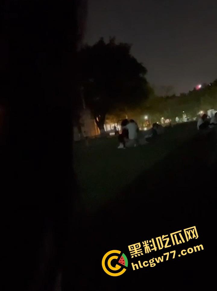 广东食品药品职院情侣操场野战，女友逼痒坐男友腿蹭逼蹭到湿，小哥握腰狂挺差点就插进去！-9