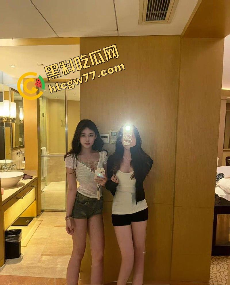 户外大神深夜公厕双飞00后姐妹花,厕所骚味冲天,蹲坑洗手台轮着操,姐妹俩跪地舔屌浪叫!-1