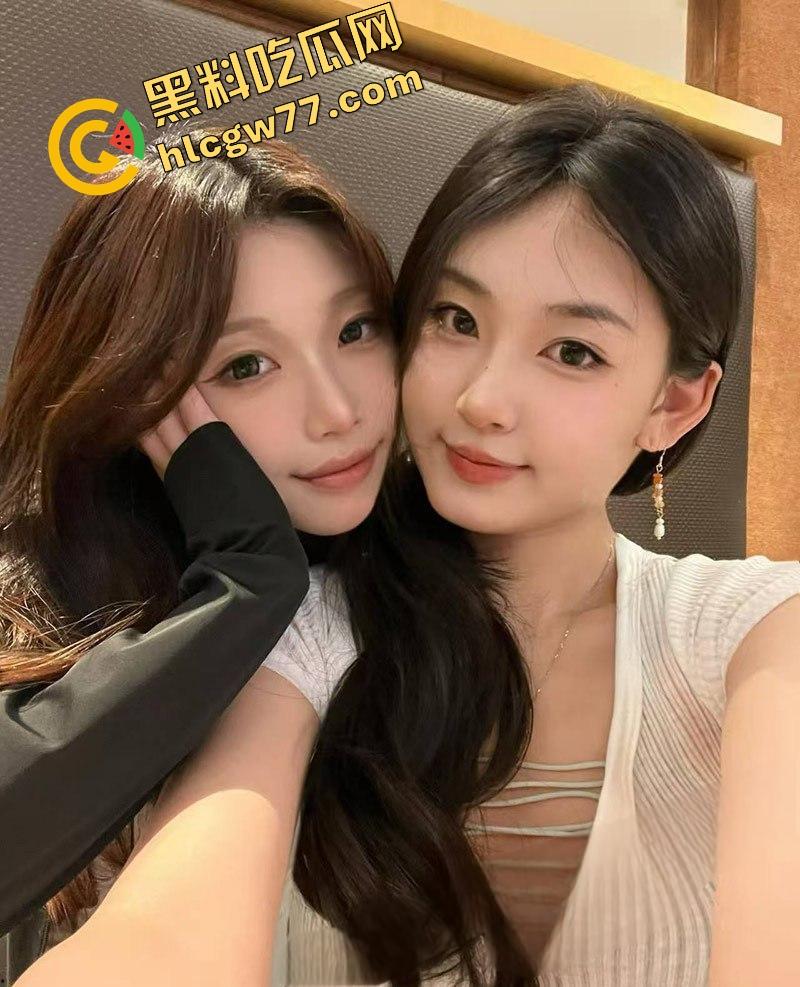 户外大神深夜公厕双飞00后姐妹花,厕所骚味冲天,蹲坑洗手台轮着操,姐妹俩跪地舔屌浪叫!-3