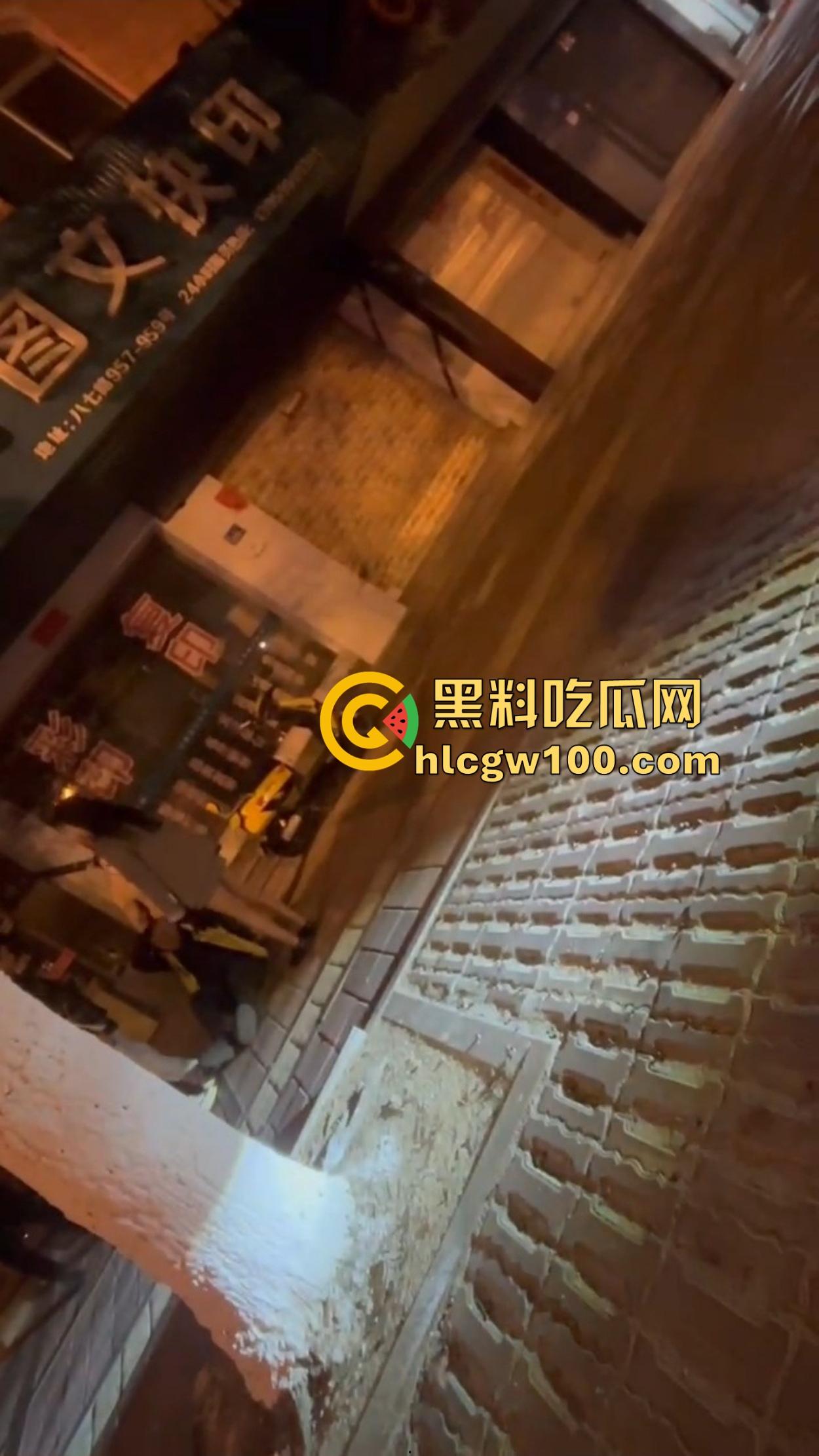 深圳街头大G车主醉汉闹事，嫌代驾收费贵，怒骂拳打不够还拿头盔爆扣，代驾被砸得怀疑人生！-6