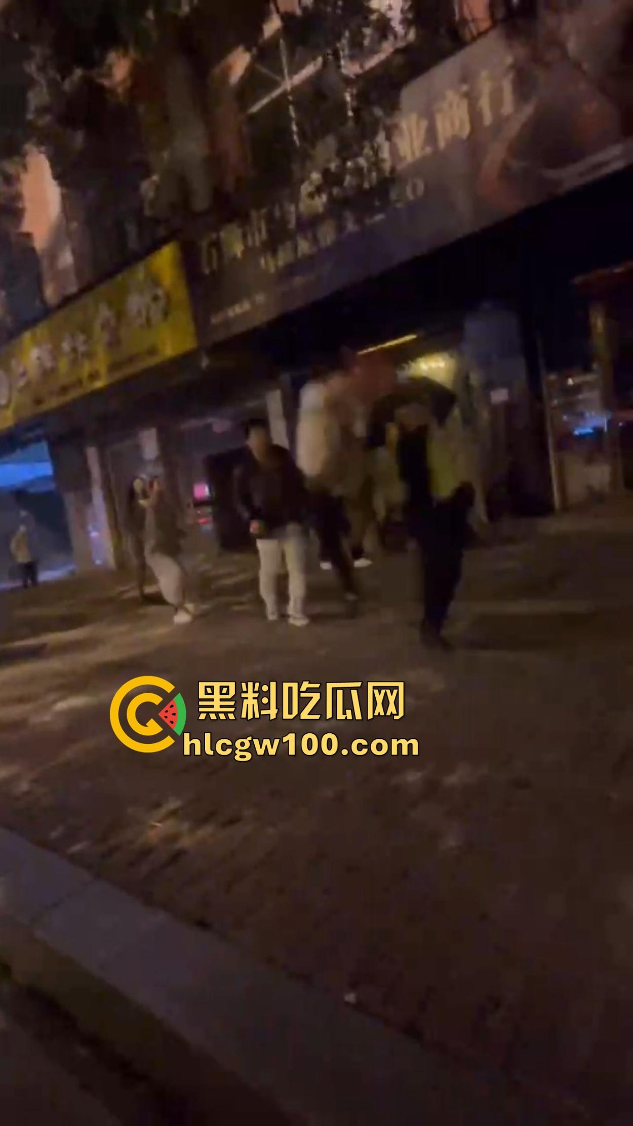 深圳街头大G车主醉汉闹事，嫌代驾收费贵，怒骂拳打不够还拿头盔爆扣，代驾被砸得怀疑人生！-11