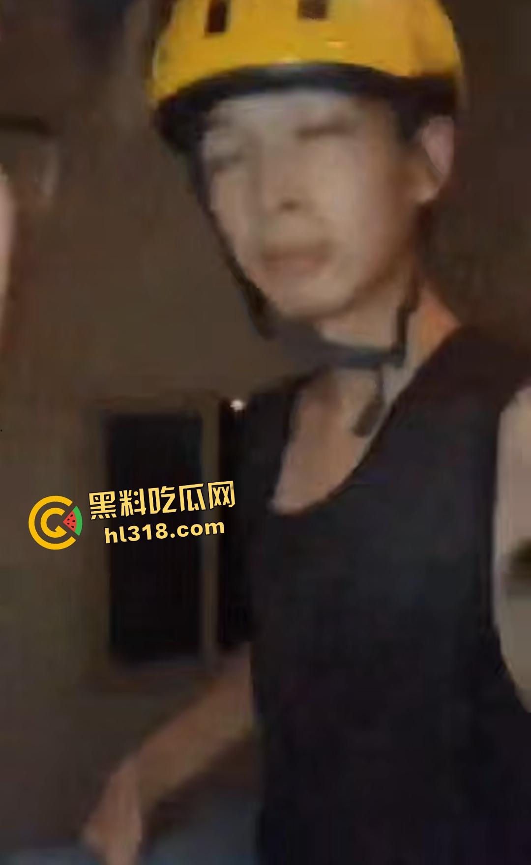 外卖小哥怒关水闸竟因为恶毒夫妻为白嫖退款PUA快递小哥,逼急狂徒挥刀抹颈,偷鸡不成血溅当场!-1