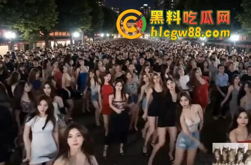 三亚百人美女广场舞阵仗惊人，身材火辣衣着清凉，这谁还敢说扰民？大爷们全程目不转睛，裤裆都鼓了！-5