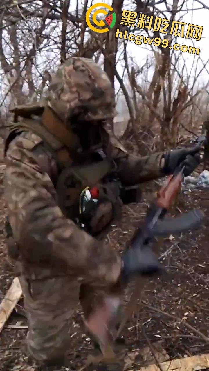 惨无人道！俄乌战场竟公然对俘虏痛下杀手，这暴行像恶魔的爪牙，撕碎了文明的遮羞布-4