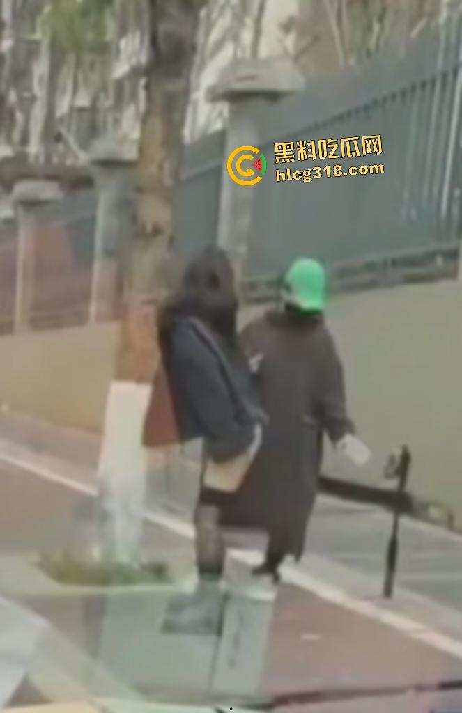 丰满大学生户外直播大衣里面全裸只穿黑丝，翘臀对镜头抠逼自慰，谁知被车上大哥偷拍正着！-7