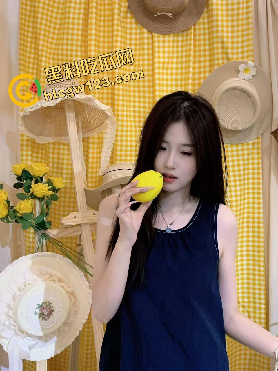 狂撩楼下烟酒店老板娘女儿，男友在外地，她嘴上说不行身体却很诚实半年聊天就为今晚，全程偷拍太带劲！-5