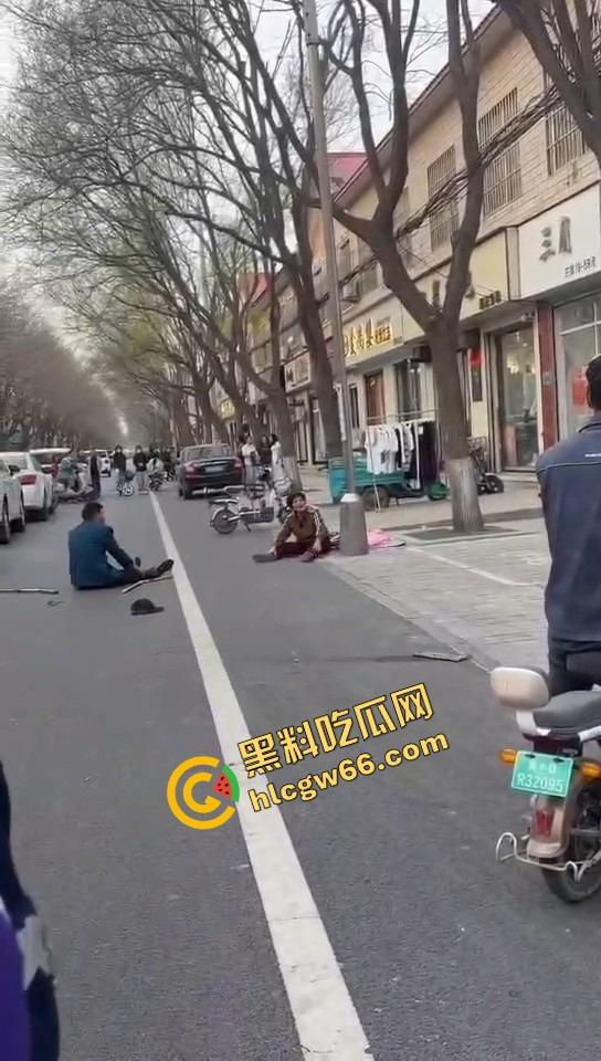 郑州人神共愤事件，当兵16年白练了，回家不是孝敬父母，是为个丑小三把爹妈打进医院！-15